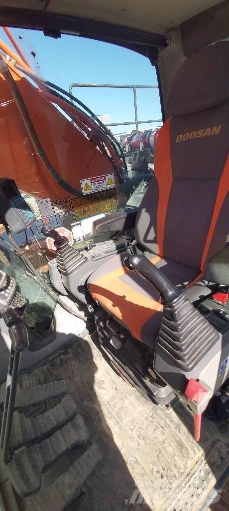 Doosan DX 300 LC Bandgrävare