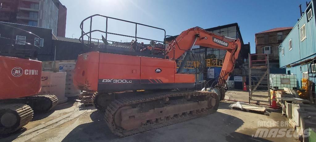 Doosan DX 300 LC Bandgrävare