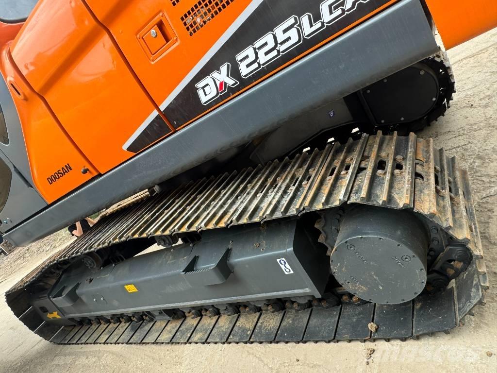 Develon DX 225 LCA Midigrävmaskiner 7t - 12t