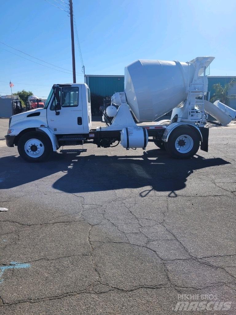International 4300 Flakbilar