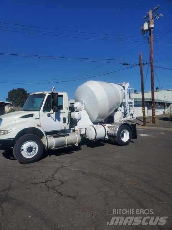 International 4300 Flakbilar