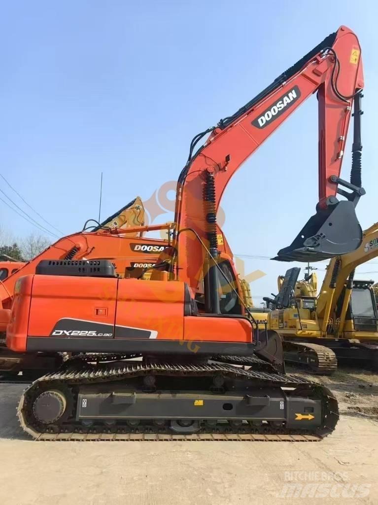 Doosan DX 225 LC Bandgrävare