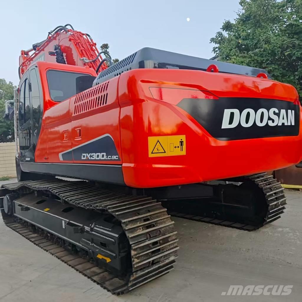 Doosan DX 300 LC Bandgrävare