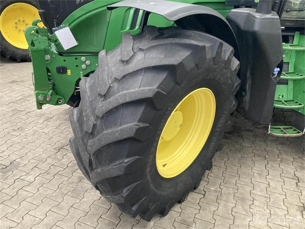 John Deere 6215R Traktorer