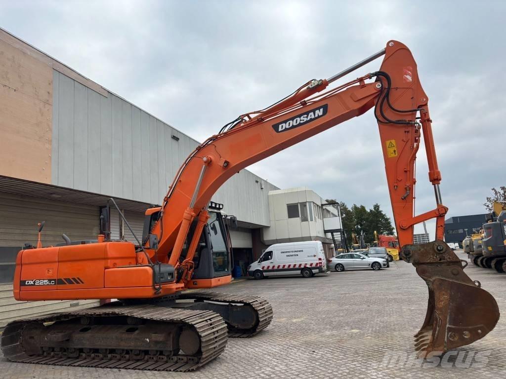 Doosan DX 225 LC Bandgrävare