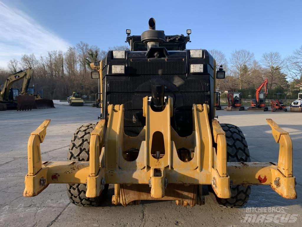 CAT 140 M 3 Väghyvlar