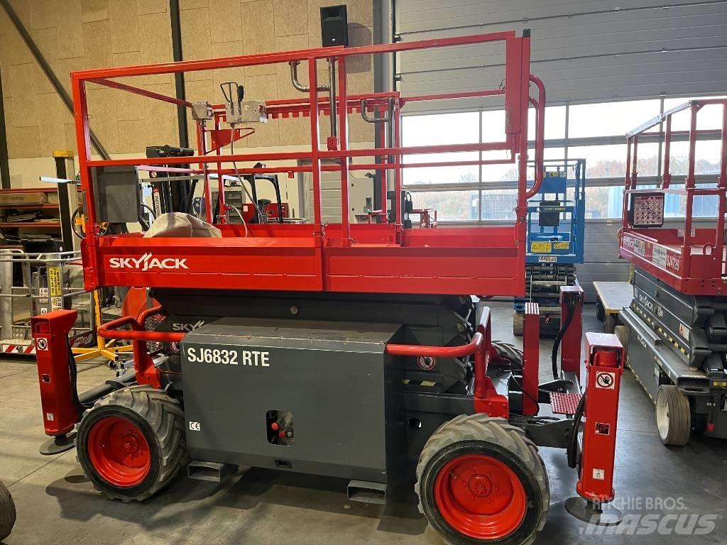 SkyJack SJ 6832 RTE Saxliftar