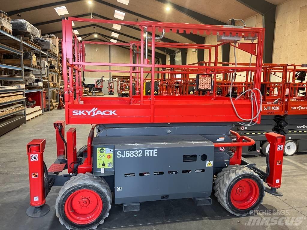 SkyJack SJ 6832 RTE Saxliftar