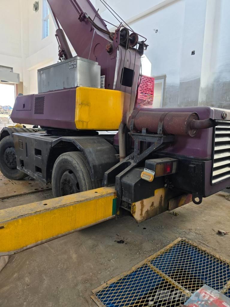 Kato MR 100 Terrängkranar (Grov terräng)