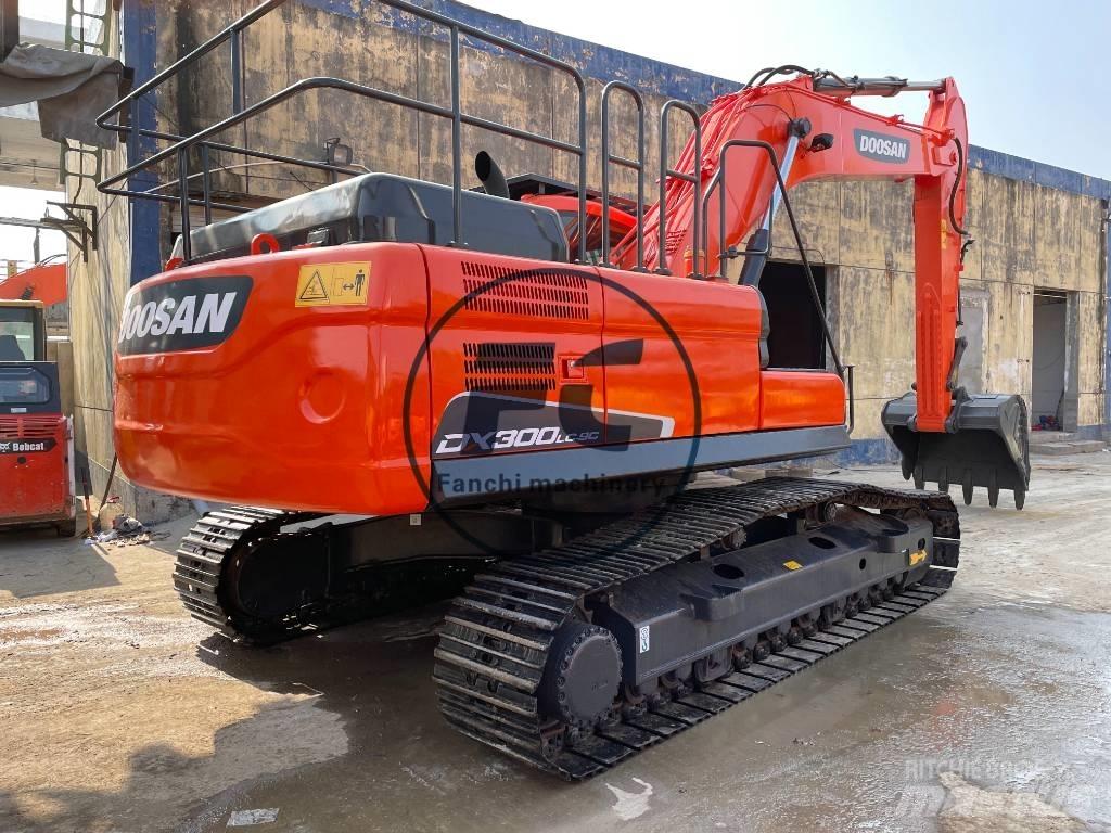 Doosan DX300 Bandgrävare