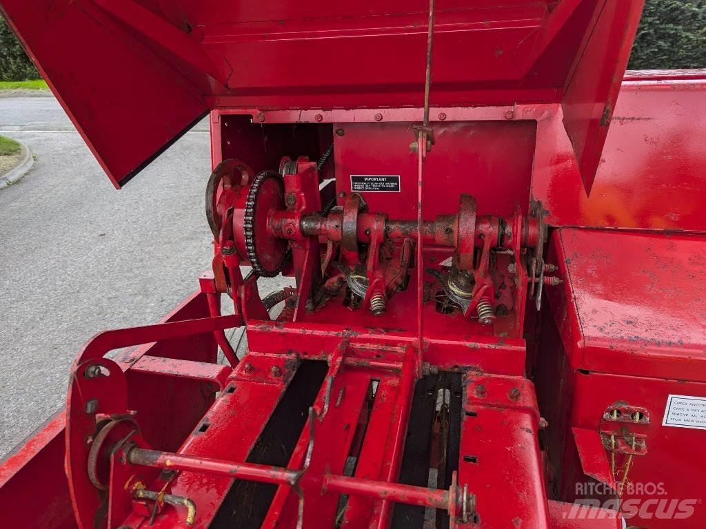 Massey Ferguson 124 Fyrkantspressar
