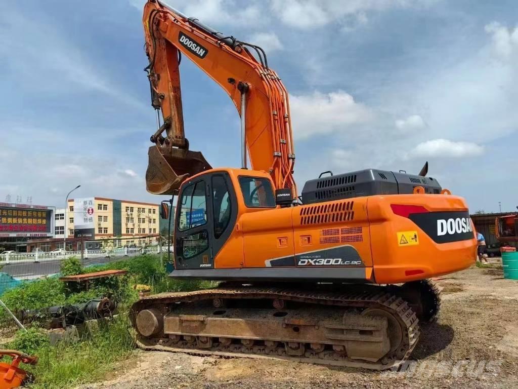 Doosan DX 300 LC Bandgrävare