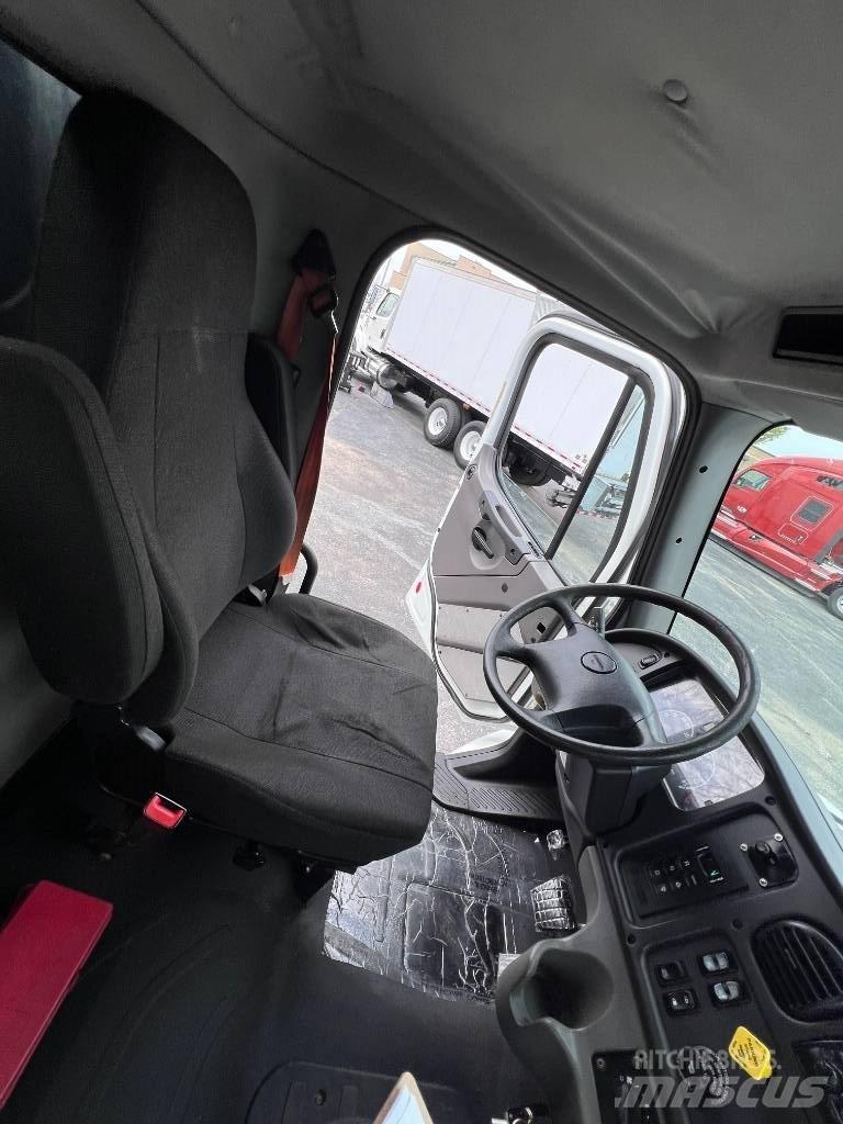 Freightliner M 106 Flakbilar