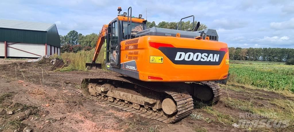 Doosan DX 225 LC-5 Bandgrävare