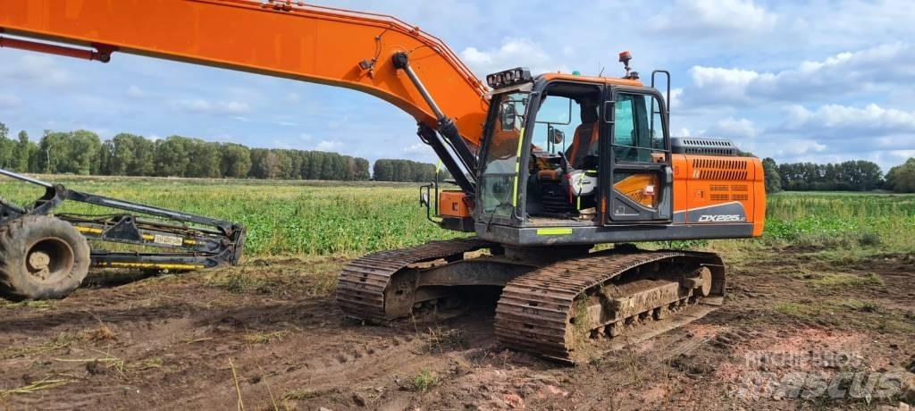 Doosan DX 225 LC-5 Bandgrävare