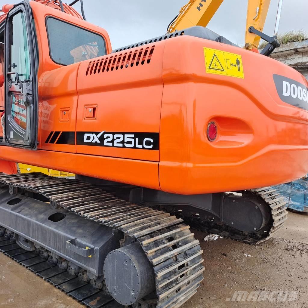 Doosan DX 225 LC Bandgrävare