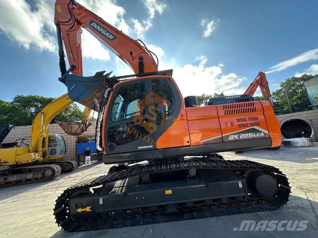 Doosan DX 225 LCA Bandgrävare