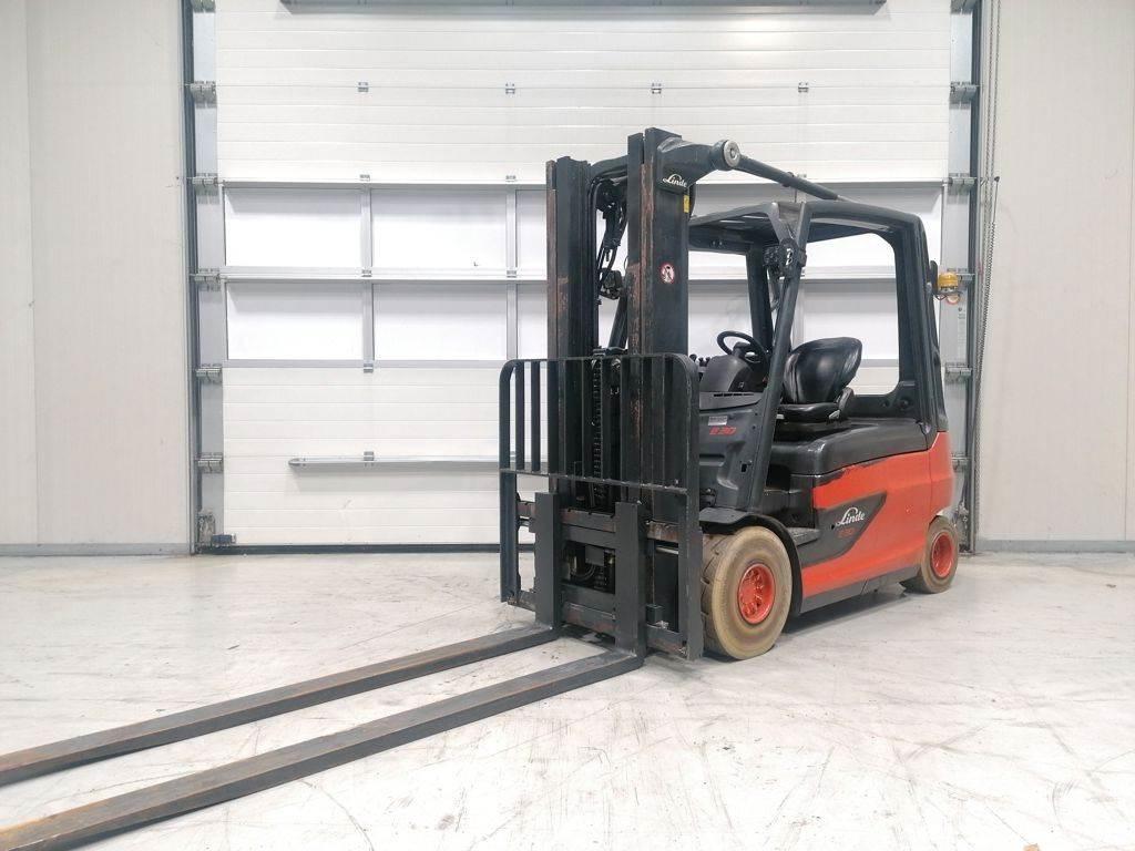 Linde E30L-01 Elmotviktstruckar