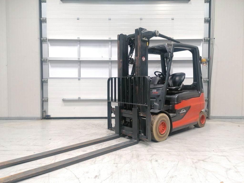 Linde E30L-01 Elmotviktstruckar
