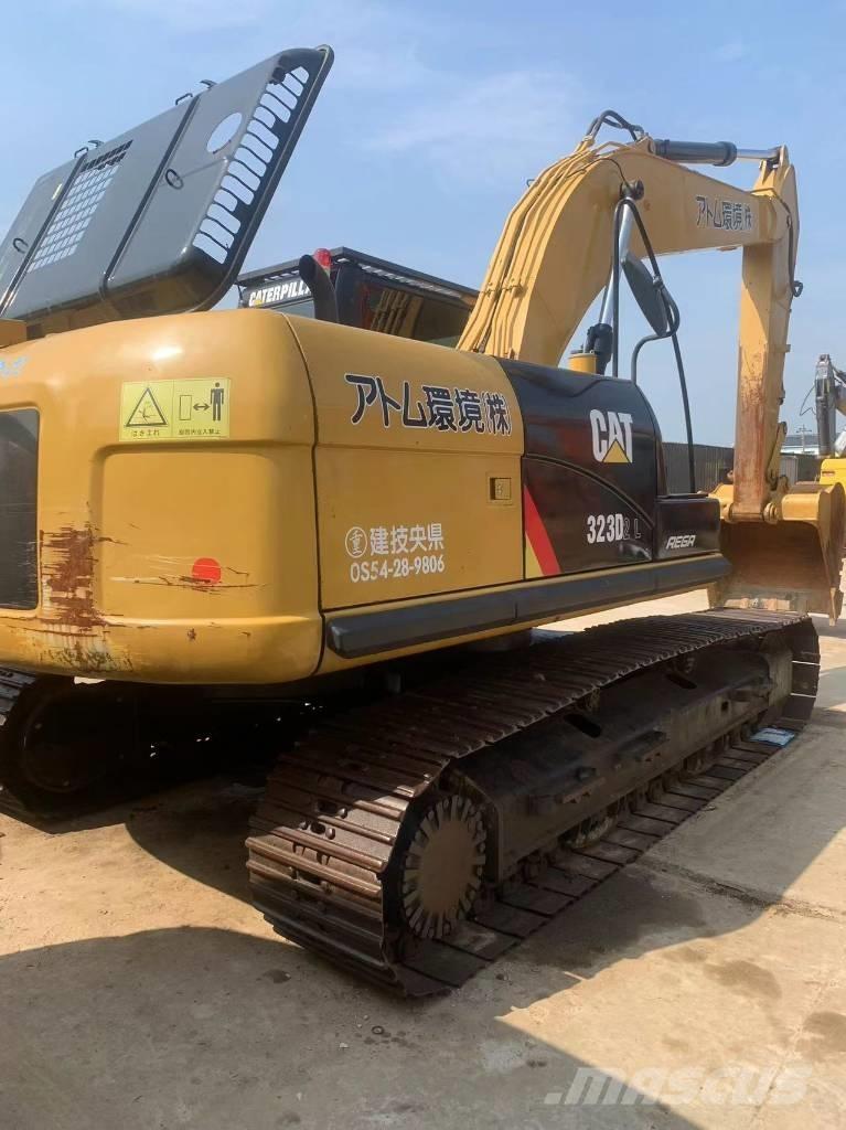 CAT 323 D L Bandgrävare