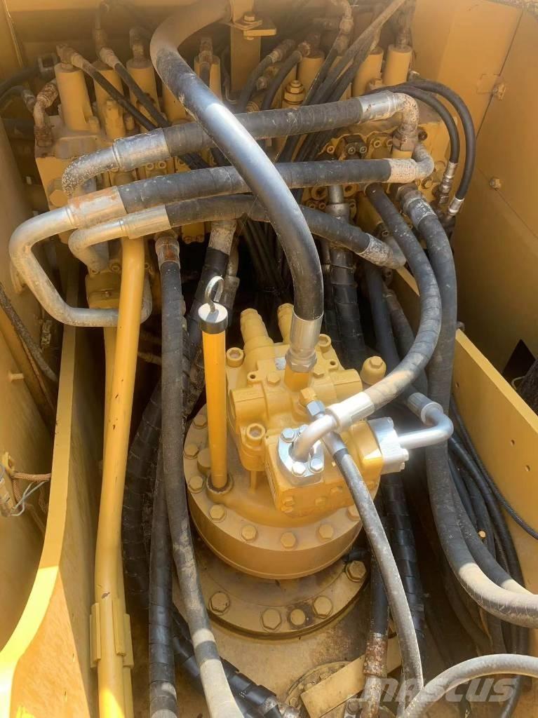 CAT 323 D L Bandgrävare