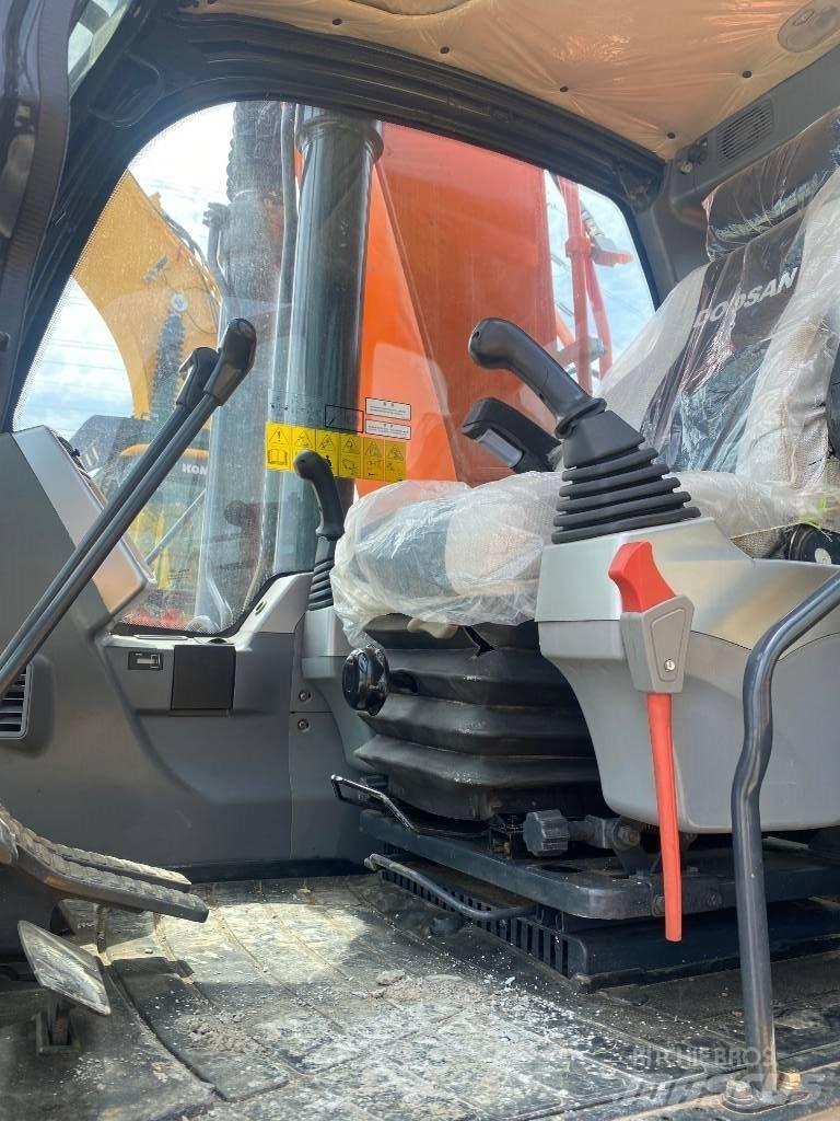 Doosan DX 300 LC Bandgrävare