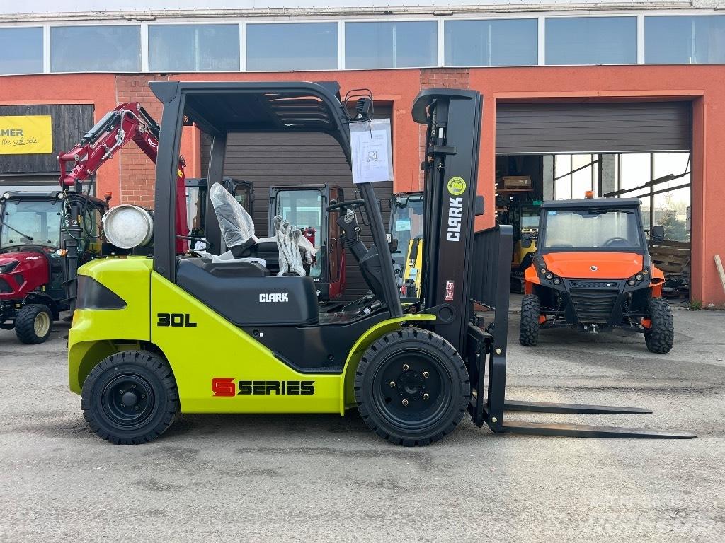 Clark S 30 L Gasolmotviktstruckar