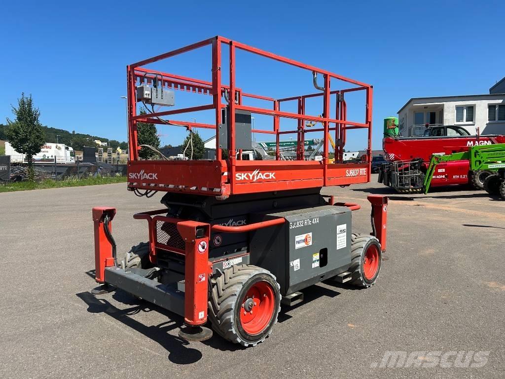SkyJack SJ 6832 RTE Saxliftar