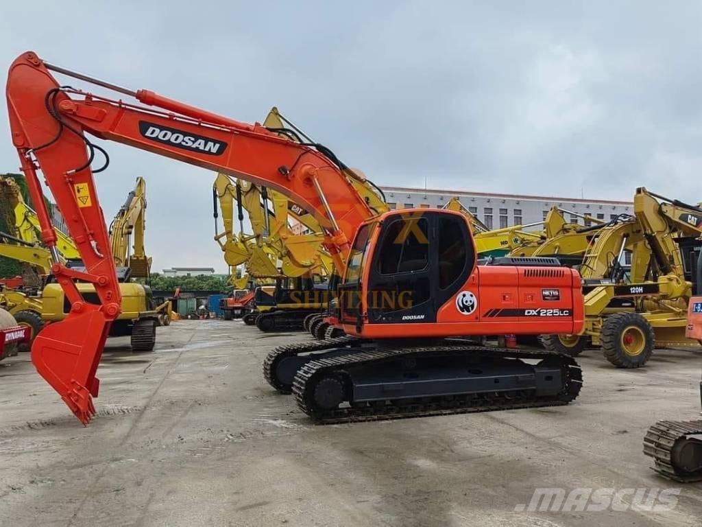 Doosan DX 225 LL Bandgrävare