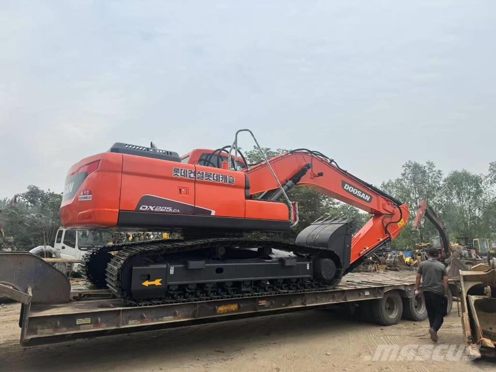 Doosan DX 225 LCA Bandgrävare