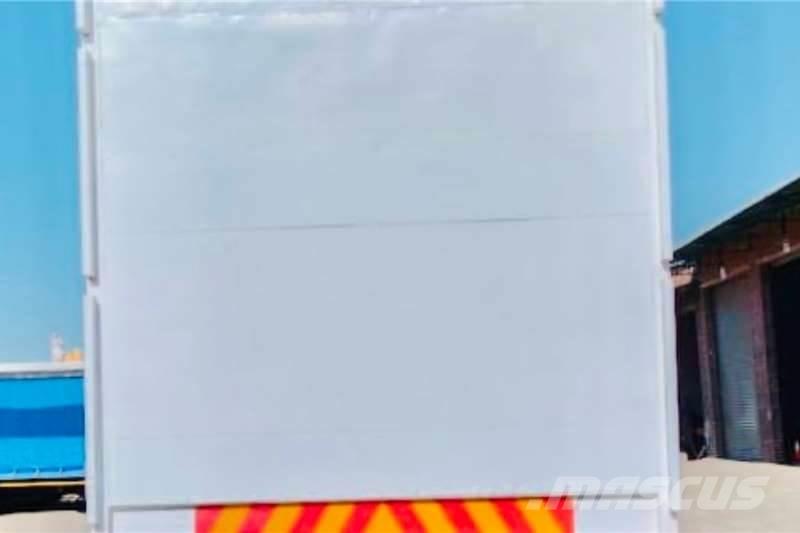  Custom Curtainside Övriga släp