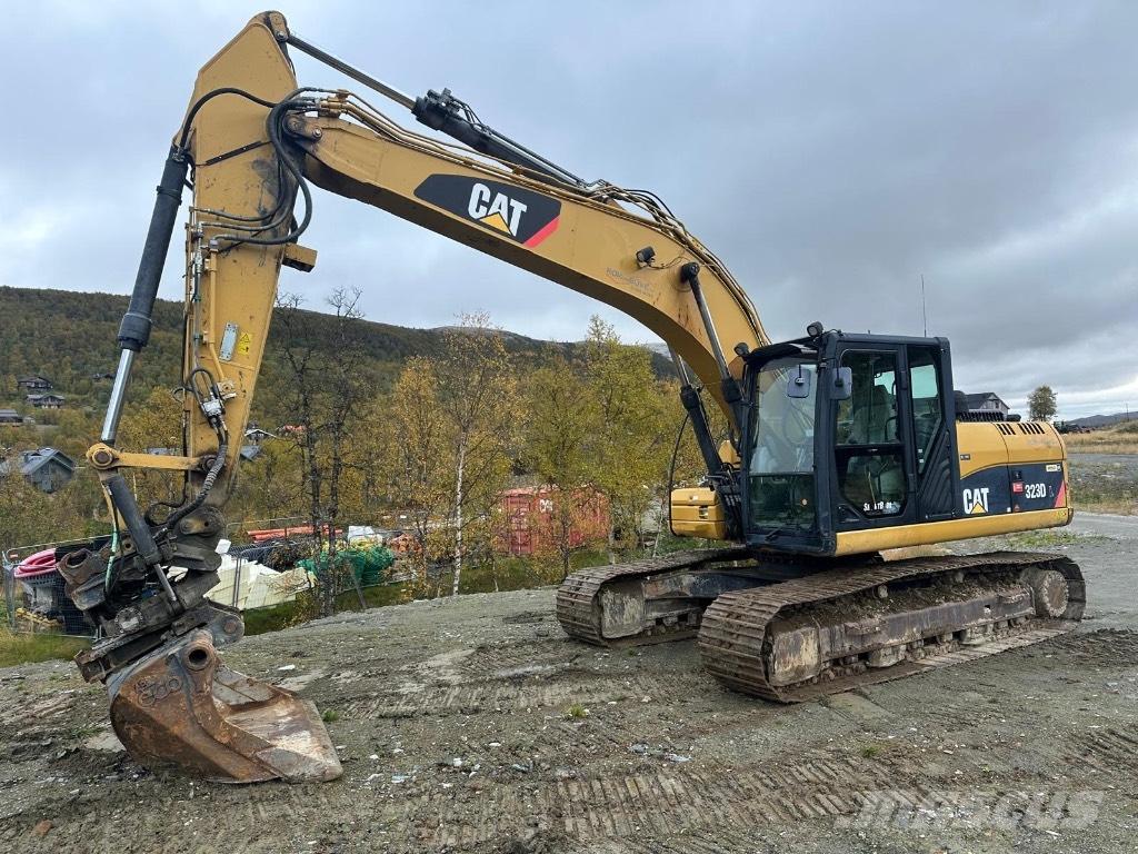CAT 323 D L Bandgrävare