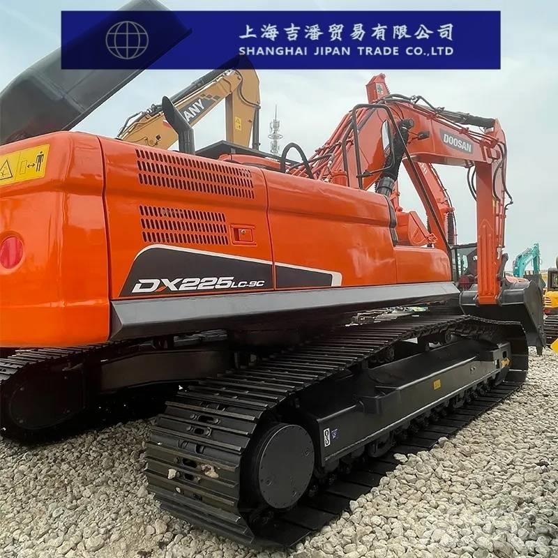 Doosan DX 225 Bandgrävare