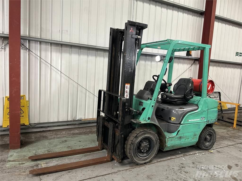 Mitsubishi FG25NT Gasolmotviktstruckar
