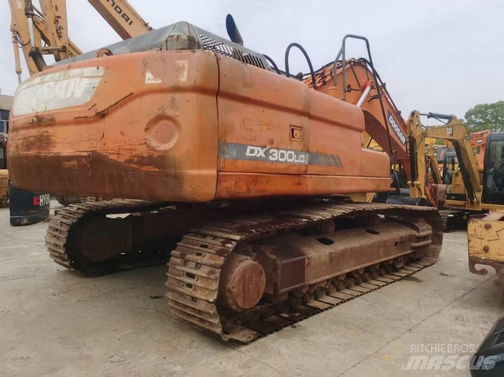 Doosan DX 300 LC Bandgrävare