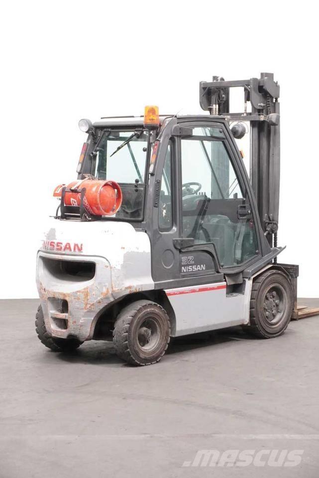 Nissan UGD02 A 32 PQ Gasolmotviktstruckar