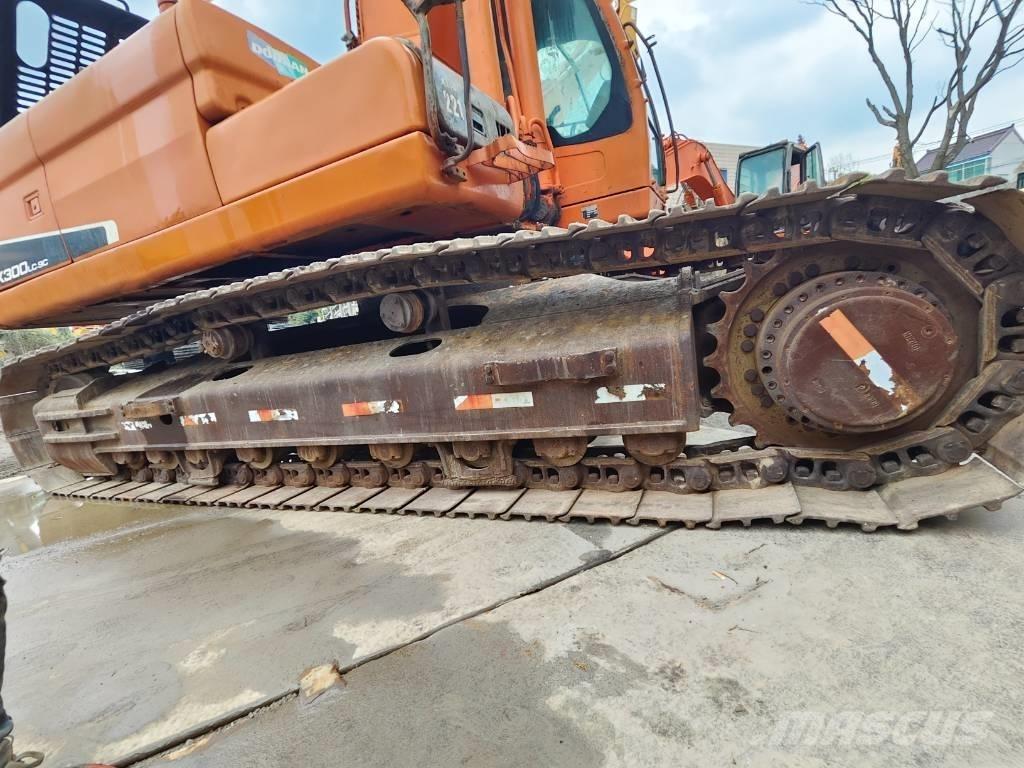 Doosan DX 300 LC Bandgrävare
