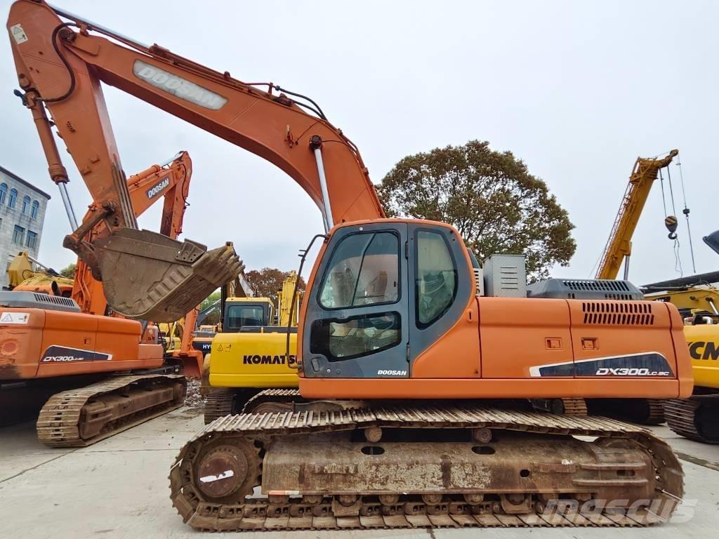 Doosan DX 300 LC Bandgrävare