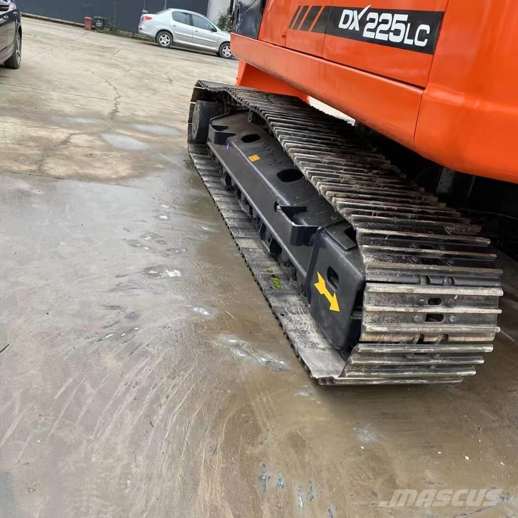 Doosan DX 225 LC Bandgrävare