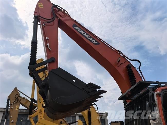 Doosan DX 225 LC Bandgrävare