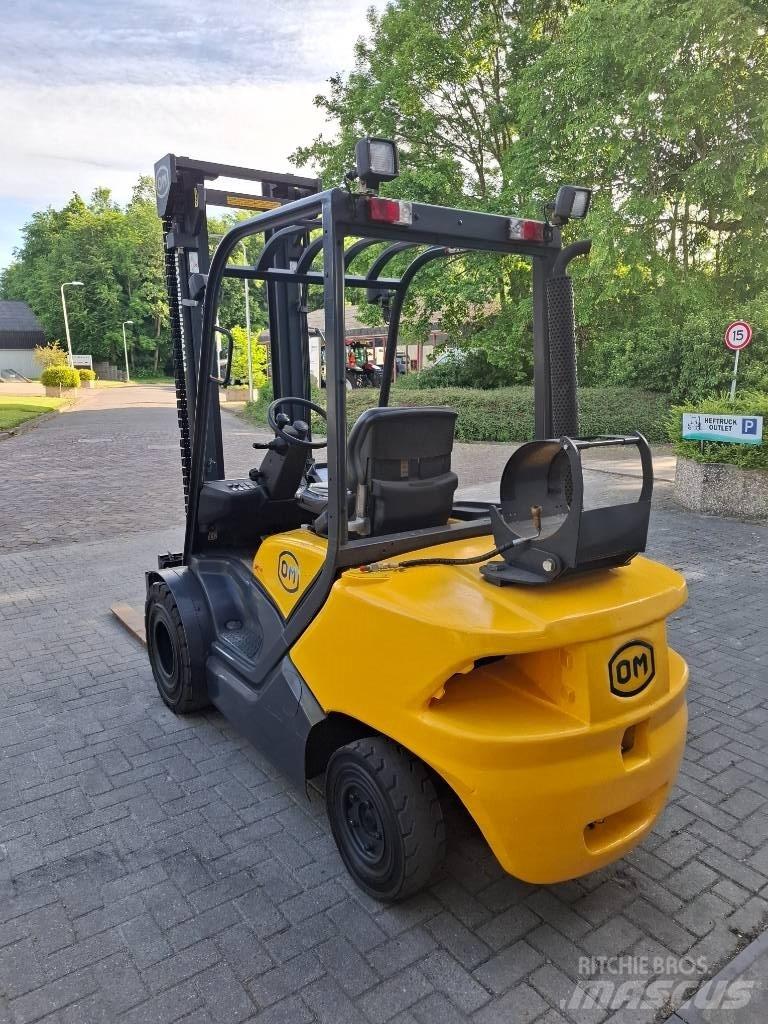 OM XG30 Heftruck Gasolmotviktstruckar