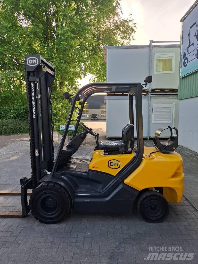 OM XG30 Heftruck Gasolmotviktstruckar