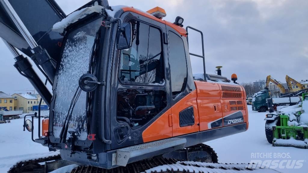 Doosan DX 255 LC-5 Bandgrävare