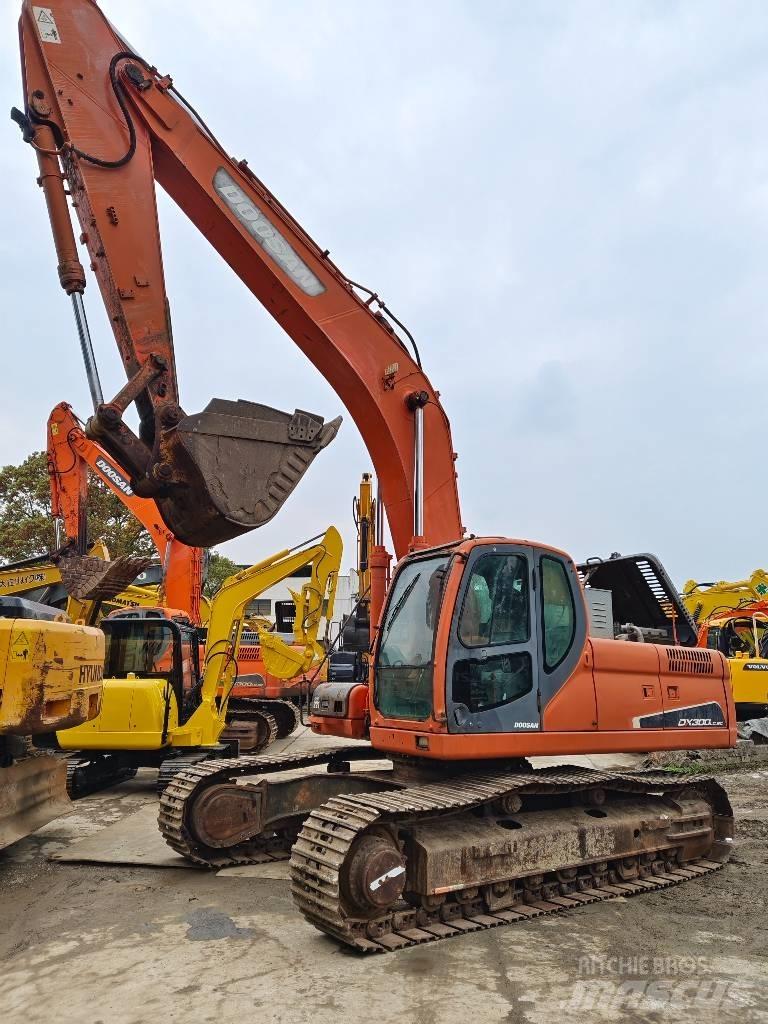 Doosan DX 300 LC Bandgrävare