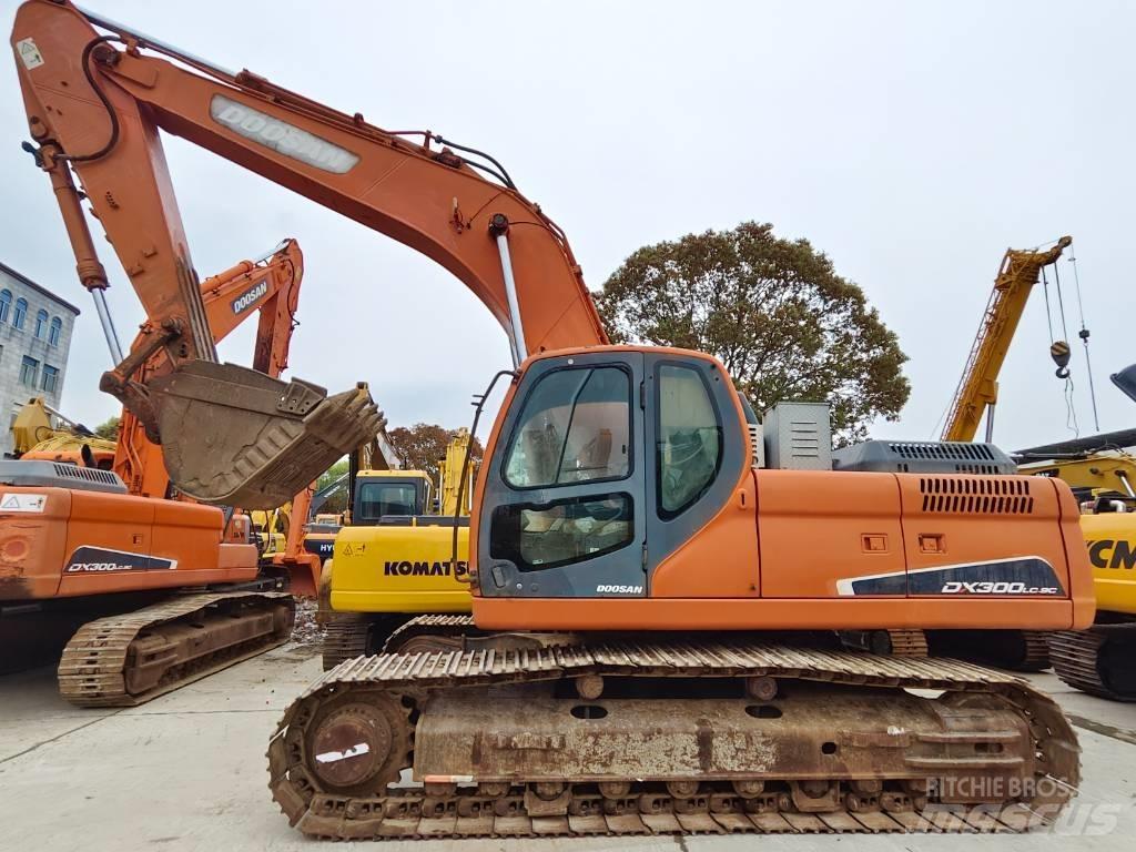 Doosan DX 300 LC Bandgrävare