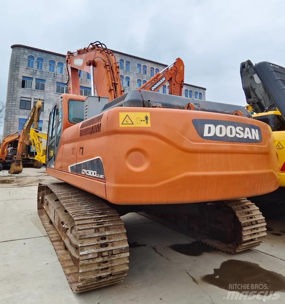 Doosan DX 300 LC Bandgrävare