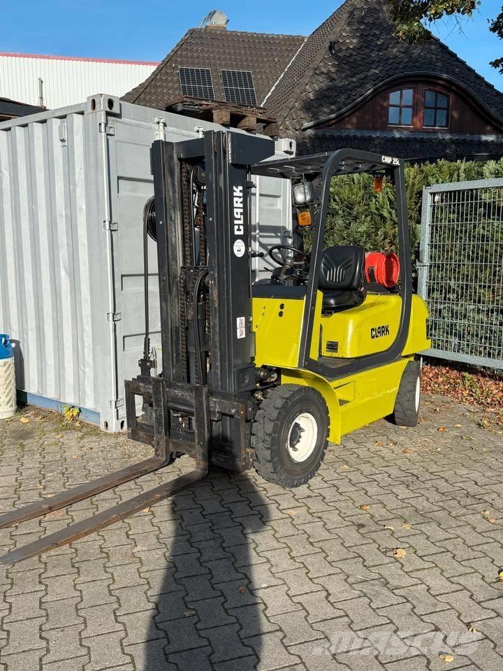 Clark CMP 25 L Gasolmotviktstruckar