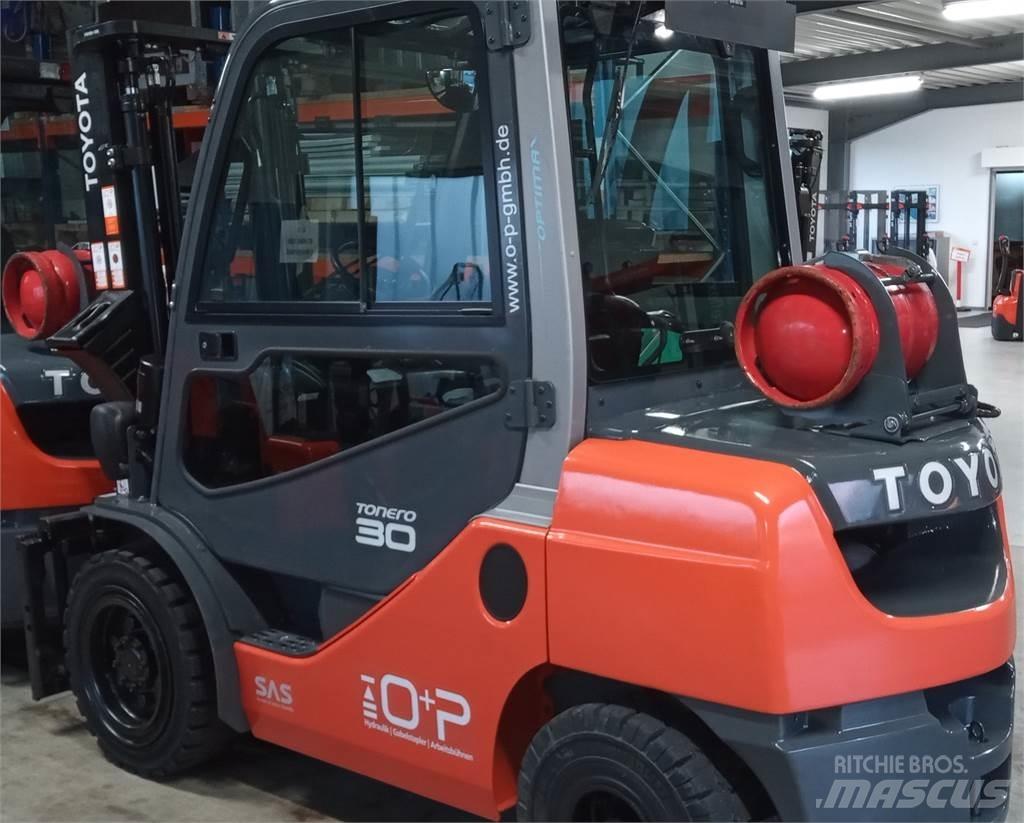 Toyota 02-8FGF30 Gasolmotviktstruckar