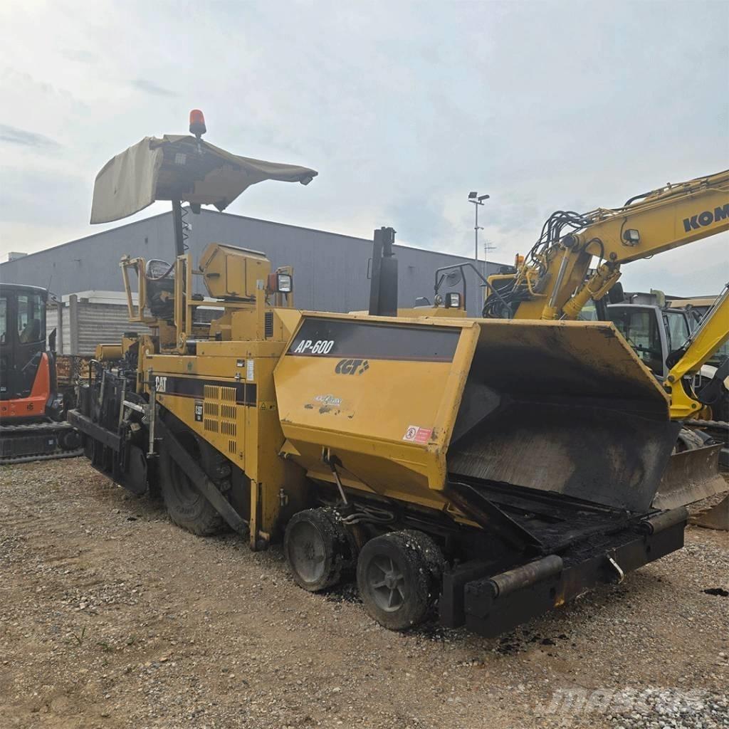 CAT AP600 Asfaltsläggningsmaskiner