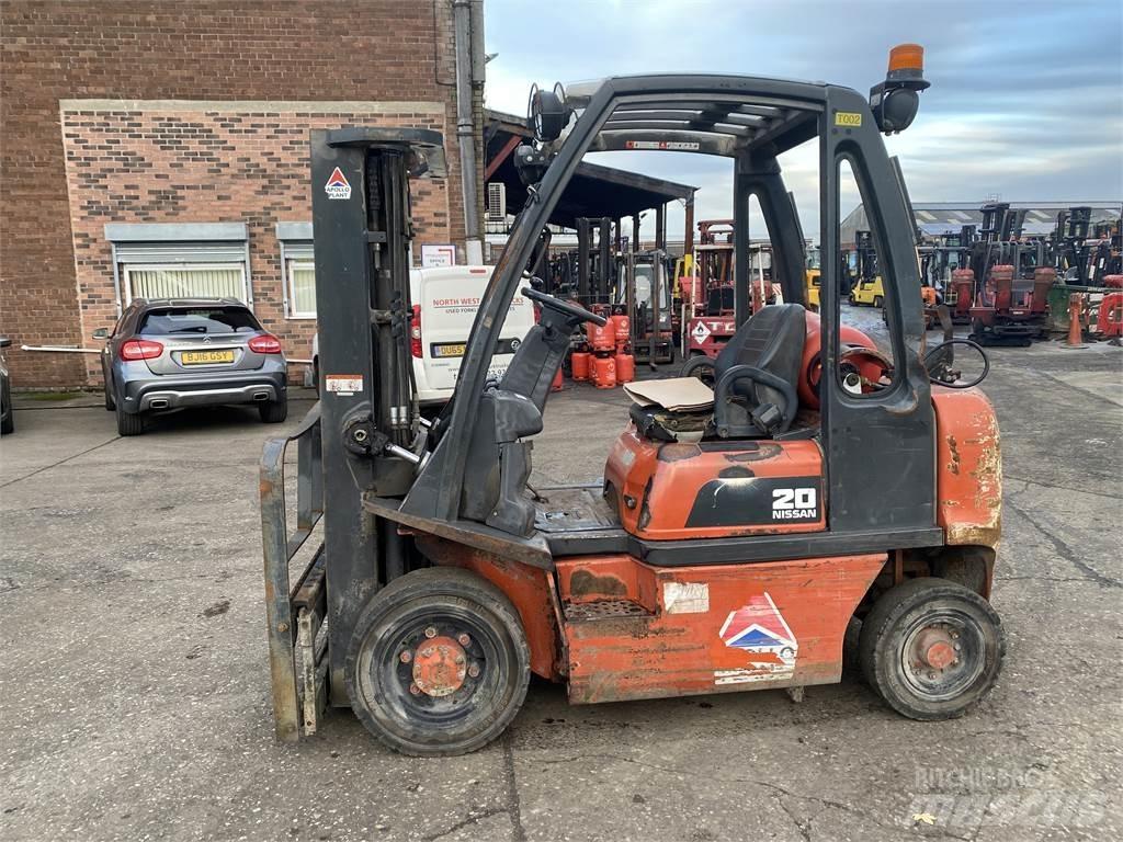 Nissan UD02A20PQ Gasolmotviktstruckar